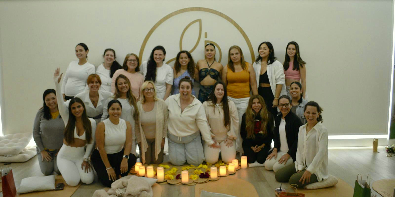 Mujeres de la comunidad Ella Vibra reunidas en un encuentro en Miami